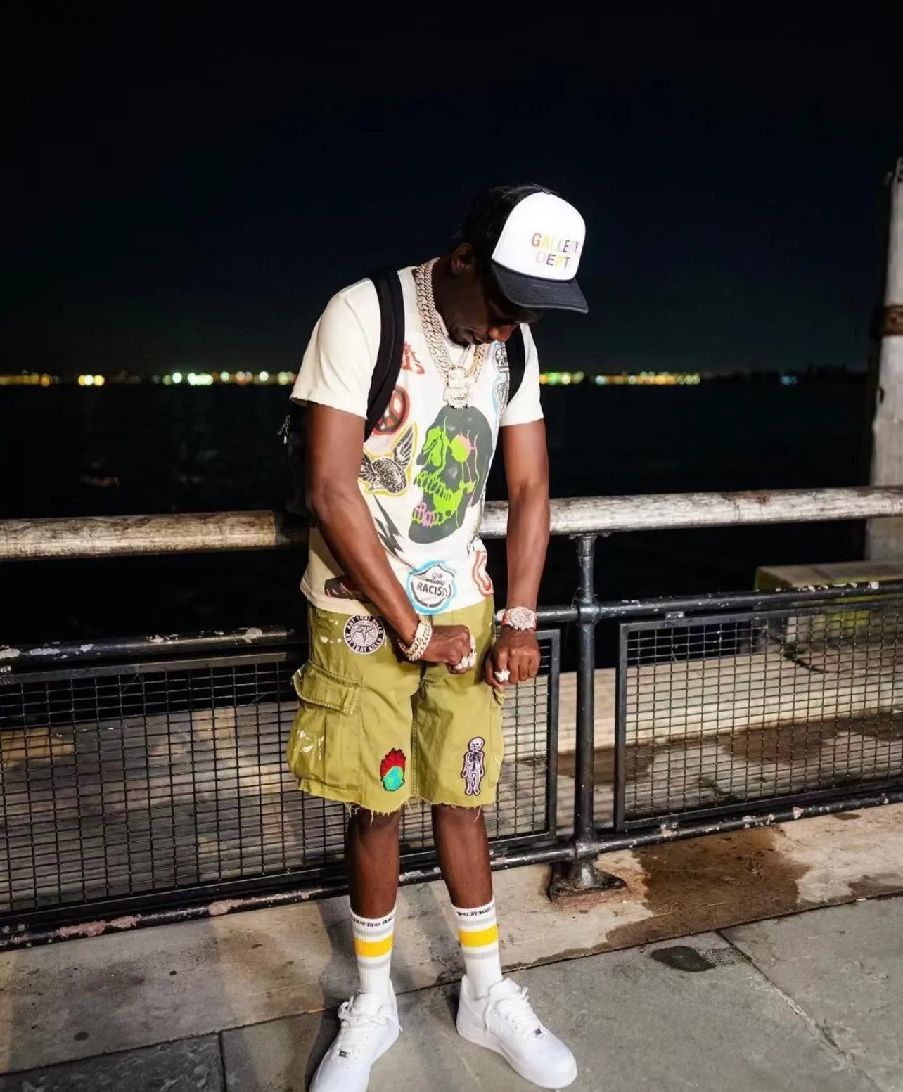 GALLERY DEPT. KENZIE FATIGUE CARGO SHORTS Patch embroidered shorts, distressed ink-splashed overalls, olive green size 30/32/34/36, heavy wash garment dyeing, jetted horse fade, washed and distressed products, each piece is slightly different, each piece is a work of art, Shimada machine embroidery, hand-splashed ink graffiti